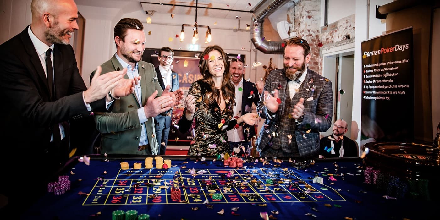 Gäste am Roulette-Tisch bei einem Casino-Event