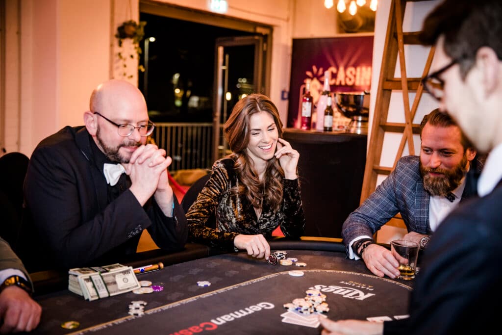 Aufgebauter Pokertisch mit Karten und Chips