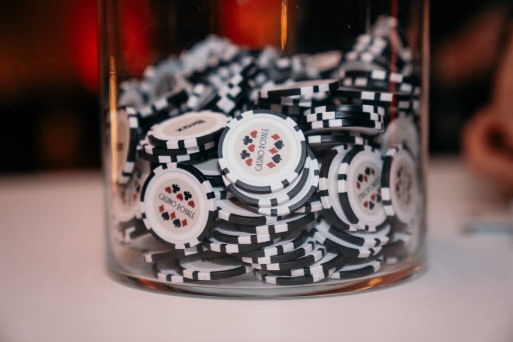 Stapel von Jetons und Spielgeld