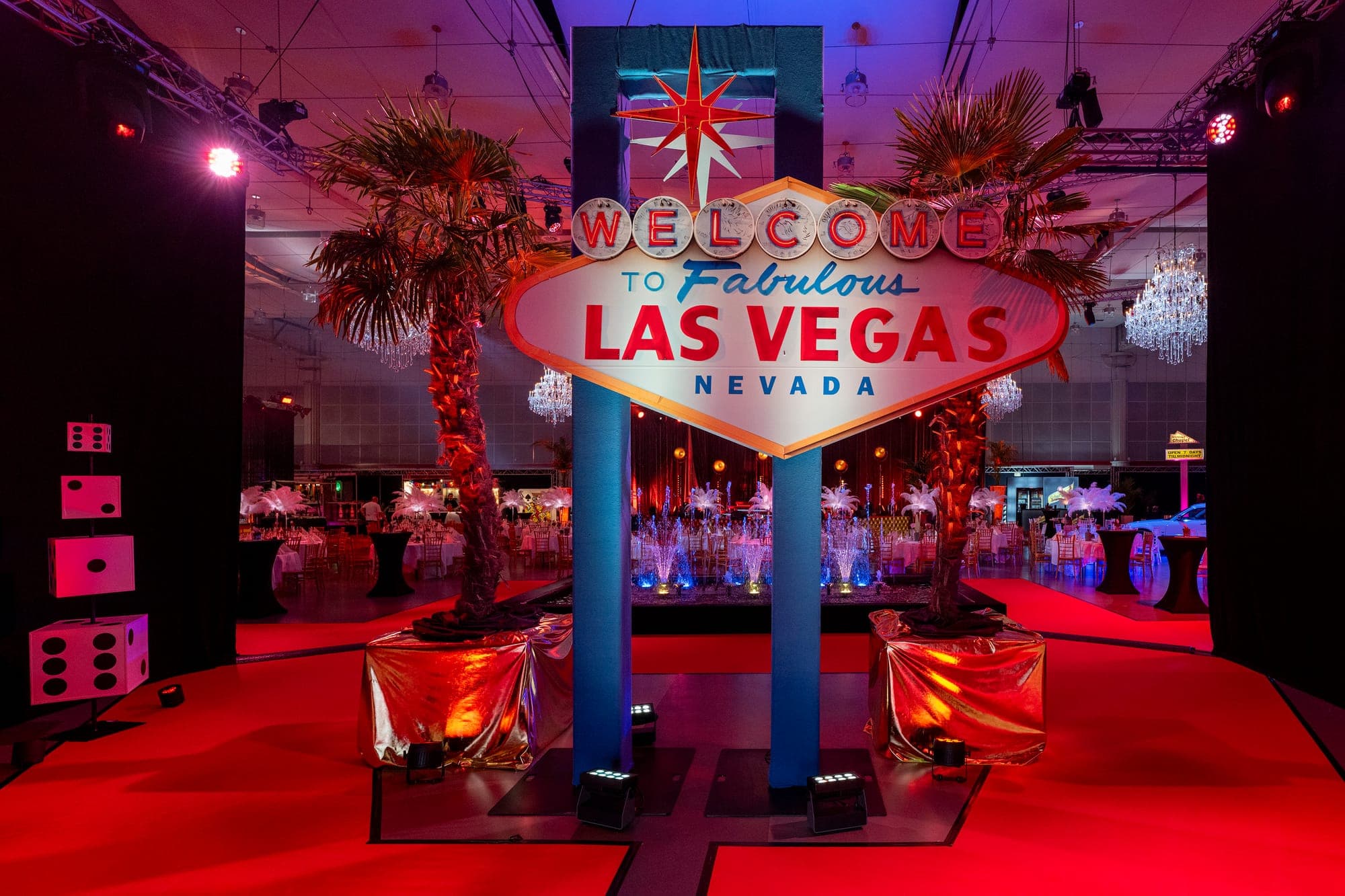 Eingang mit Las-Vegas-Schild und Palmen bei einem Gala-Abend