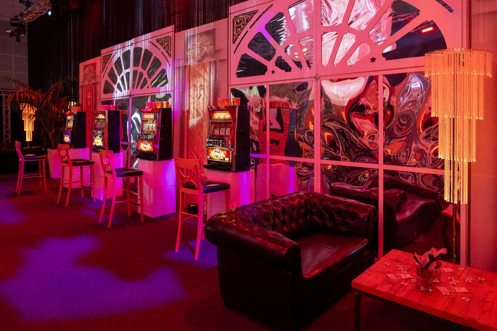 Slot Machines und Lounge-Sofa bei einem Gala-Abend