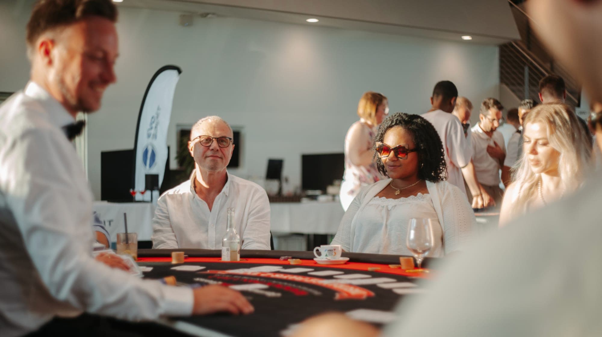 Gäste am Blackjack-Tisch bei einer Firmenveranstaltung