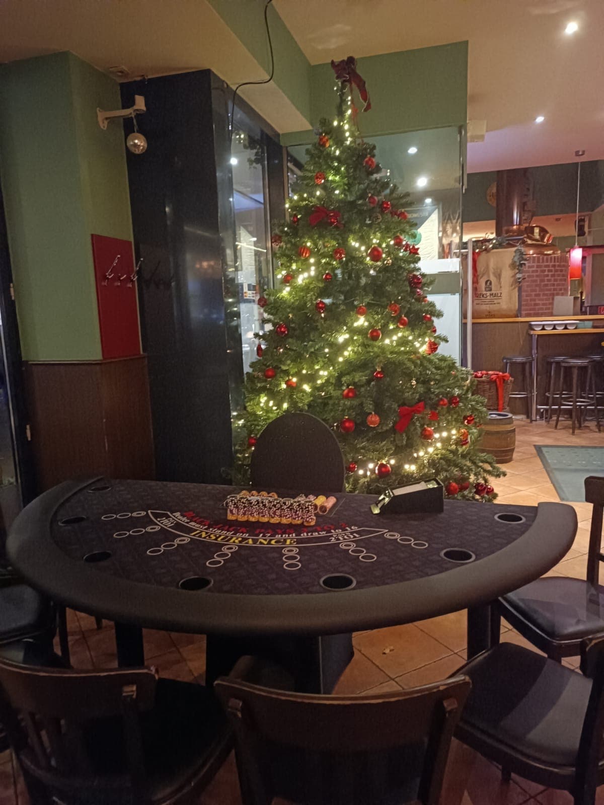 Blackjack-Tisch vor einem geschmückten Weihnachtsbaum
