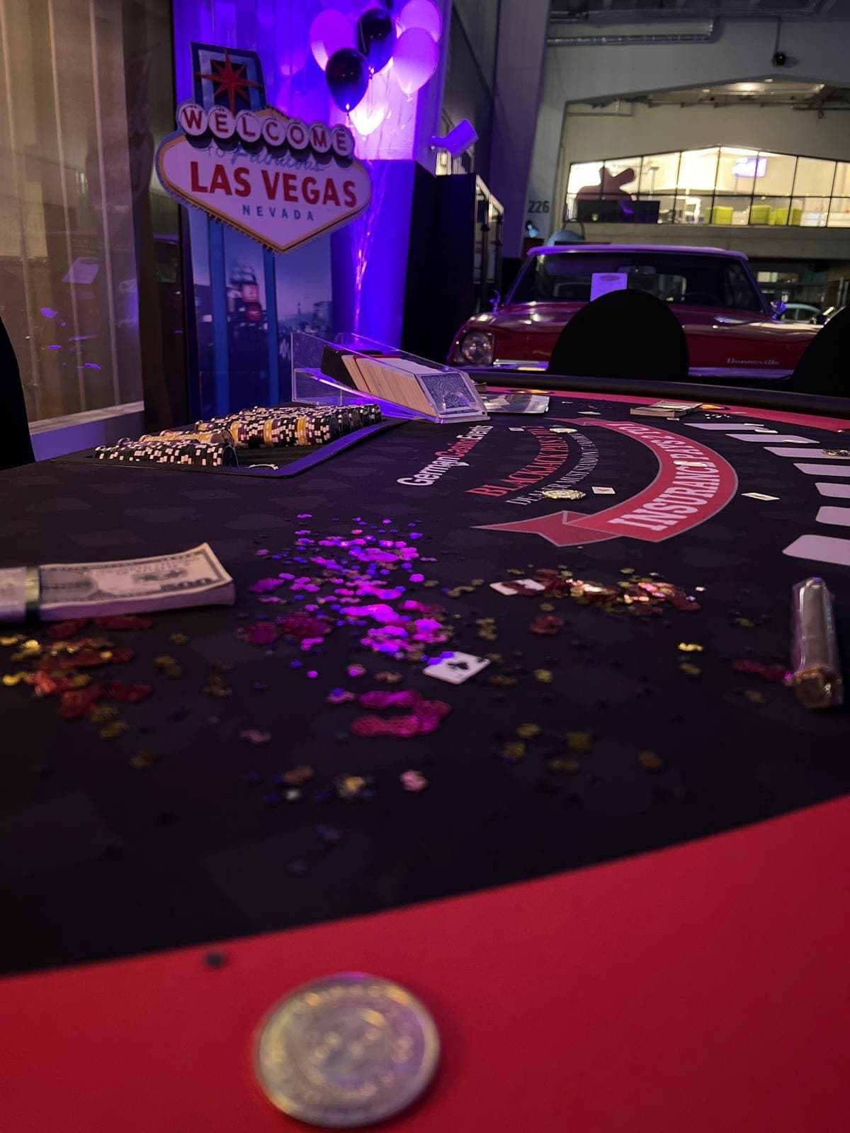 Blackjack-Tisch mit Las-Vegas-Schild und Spielgeld